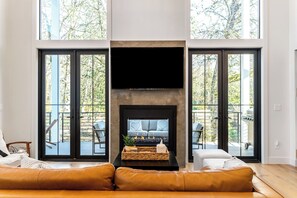 Smart-TV, Kamin, Bücher, Computerbildschirme