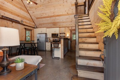 Charming 2-BR 1BA with private hot tub near McLemore, Cloudland Canyon State Pk.