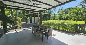 Outdoor dining - Luxury Villa with AC & pool, minutes from National Park entrance & beach (Cahuita)