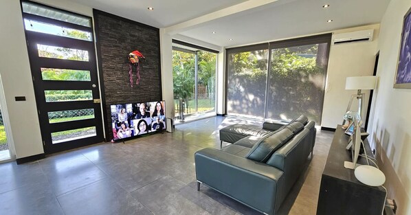 Living area - Luxury Villa with AC & pool, minutes from National Park entrance & beach (Cahuita)