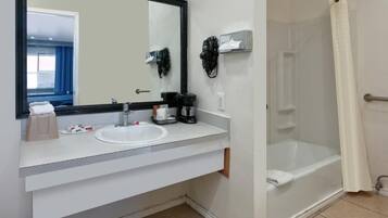 Yhden hengen standard-huone | Kylpyhuone | Hiustenkuivaaja, pyyhkeet, saippua, sampoo