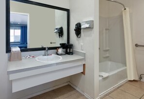 Standard-Einzelzimmer | Badezimmer | Haartrockner, Handtücher, Seife, Shampoo