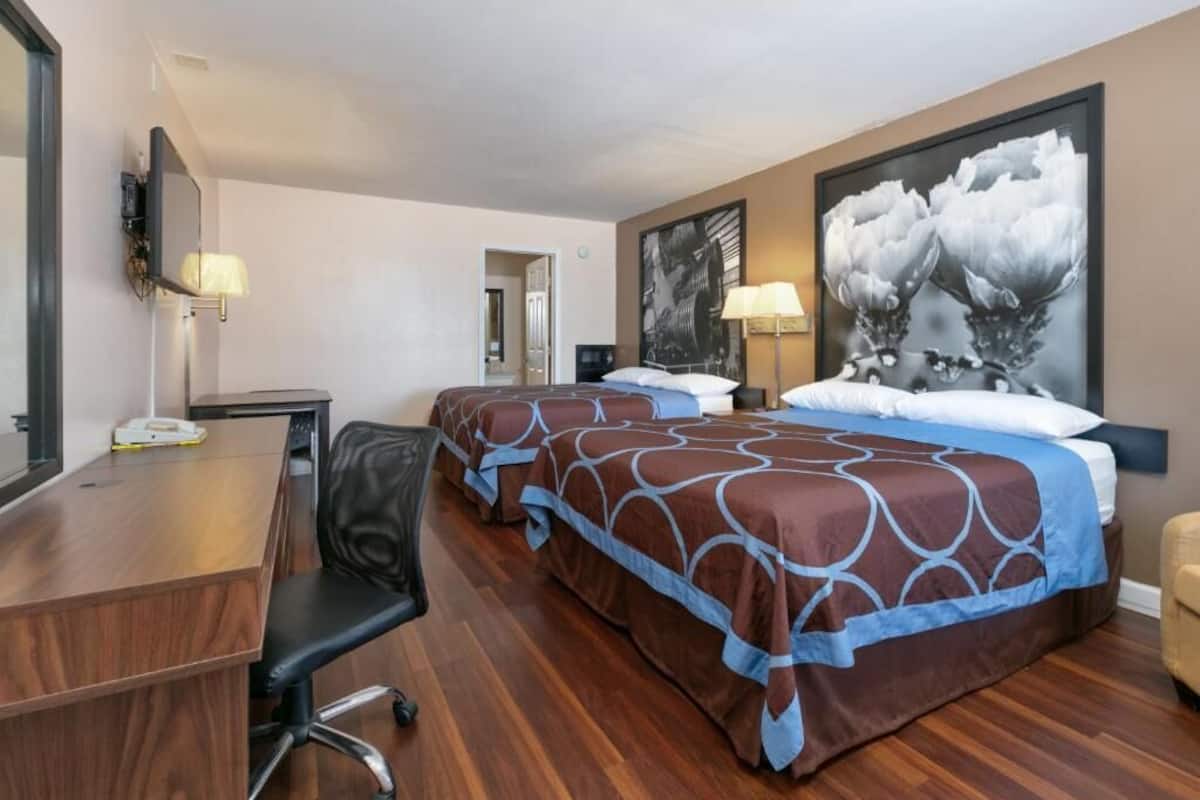 Quarto casal standard | Individualmente mobiliados, escrivaninha