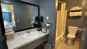 Quarto casal standard | Banheiro | Secador de cabelo, toalhas de banho, sabonete, shampoo