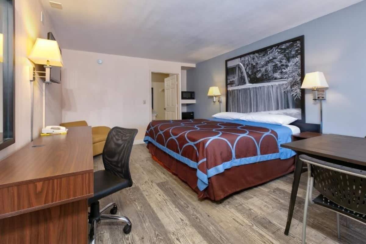 Quarto solteiro standard | Individualmente mobiliados, escrivaninha