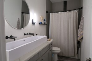 Shower, hair dryer, towels, soap - QUIET and SPACIOUS full house in Northern Phoenix. (Phoenix)