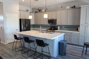 Private kitchen - QUIET and SPACIOUS full house in Northern Phoenix. (Phoenix)