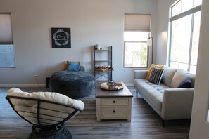 Living area - QUIET and SPACIOUS full house in Northern Phoenix. (Phoenix)