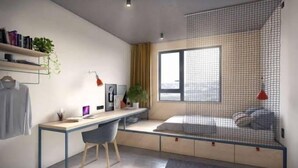 Una camera da letto moderna con una scrivania, un letto con zanzariera, una finestra e una pianta.