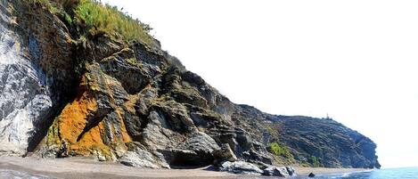 Nära stranden och solstolar