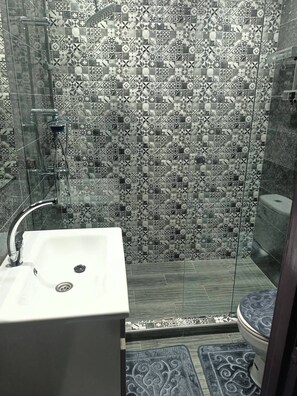 Shower, towels, soap, toilet paper - Luxury apartment in a quiet location (Marrakech)
