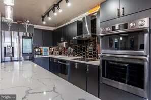 Cafetera y tetera, refrigerador, microondas y horno 