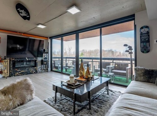 Centrally Located Luxury Modern 2 Bed 2 Bath Condo in the Heart of Tysons!