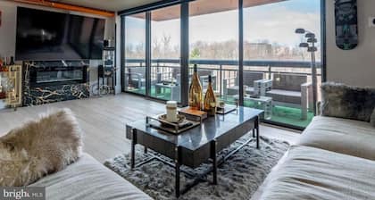 Centrally Located Luxury Modern 2 Bed 2 Bath Condo in the Heart of Tysons!