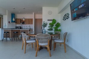 Deluxe-lejlighed - balkon - udsigt til pool | Spisestue