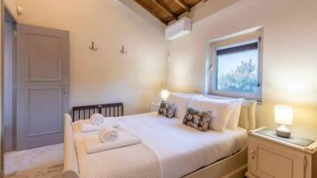 2 bedrooms, desk, iron/ironing board, WiFi