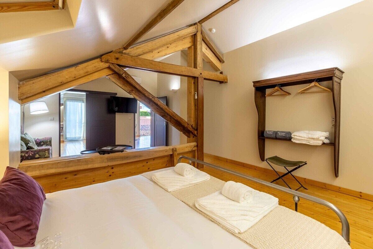 6 bedrooms, iron/ironing board, WiFi, bed sheets