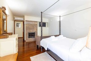 6 bedrooms, desk, iron/ironing board, WiFi