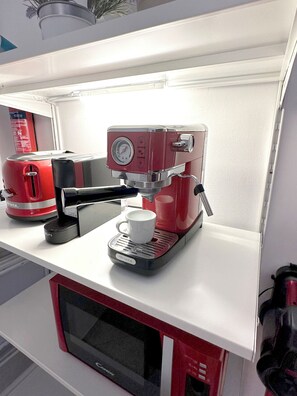 冷蔵庫、電子レンジ、オーブン、コンロ