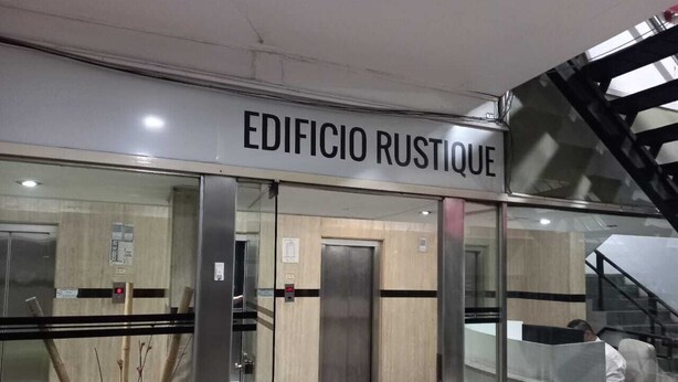 An interior view of a building with a sign reading "EDIFICIO RUSTIQUE". - Porteño Heart Santa Fe and Cerrito (Buenos Aires)