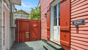 Un bâtiment rouge sur lequel on peut lire l’inscription « Al Hirt ».