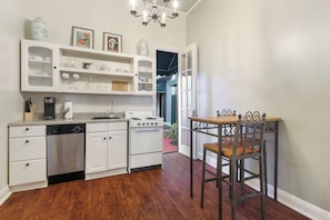 Køleskab, mikrobølgeovn, ovn, kogeplade