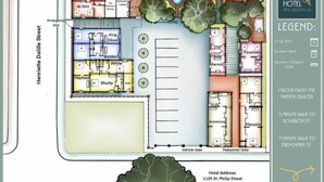 Distribución de un hotel con habitaciones nombradas en honor a personajes y calles famosos, que incluye camas tamaño King, tamaño Queen y una habitación King Oller.