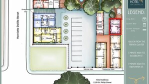 Plano de un hotel con habitaciones llamadas en honor a personajes históricos y calles, que incluye camas King, Queen y una fuente.