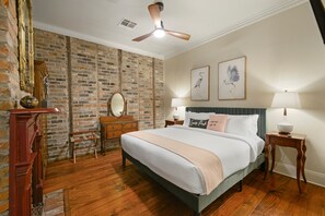 6 quartos, ferros/tábuas de passar roupa, berço de viagem