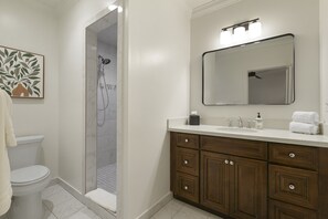 Dutxa, assecador de cabells, tovalloles i xampú