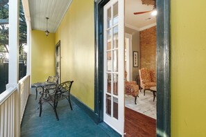 Outdoor dining - Armstrong Collection, 5 Guest Houses, Sleeps 28 (New Orleans)