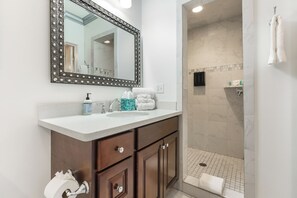 Dutxa, assecador de cabells, tovalloles i xampú 