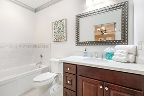 Dutxa, assecador de cabells, tovalloles i xampú 