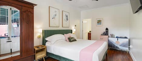 1 habitación, tabla de planchar con plancha y cuna de viaje