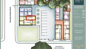 Plano de un hotel con habitaciones nombradas en honor a personajes famosos, una fuente y un jardín.