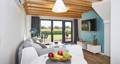 Charming 2-bedroom cottage in Kołczewo with WiFi and AC