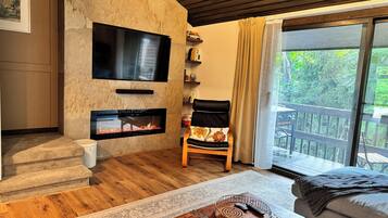 Televisión y chimenea