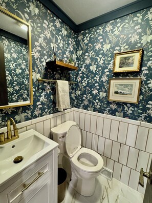 Secadora de cabello, toallas, jabón, papel de baño 