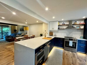 Mikrobølgeovn, ovn, kokeplater og oppvaskmaskin