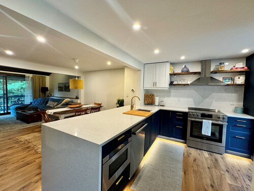 Charming 2-bedroom townhome in popular Pittsburgh suburb, 20 minutes to downtown