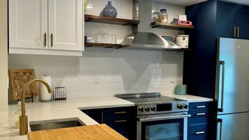 Microondas, horno, parrilla de estufa y lavavajillas