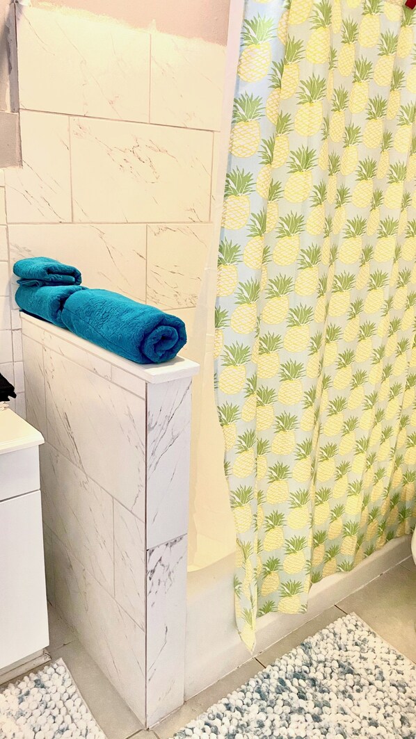 Secador de cabelo, toalhas de banho, sabonete, shampoo