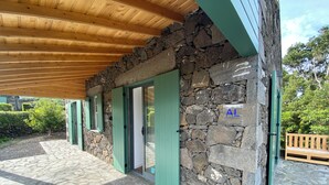 A stone building with green shutters and a wooden ceiling. - Refúgio da Montanha (Sao Roque do Pico)