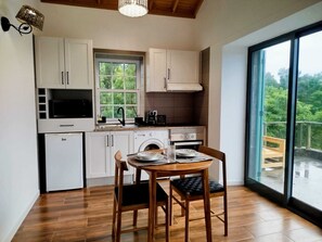 Réfrigérateur, four à micro-ondes, un four, surface de cuisson