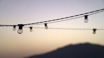 Une guirlande lumineuse se détachant sur un arrière-plan montagneux flou.