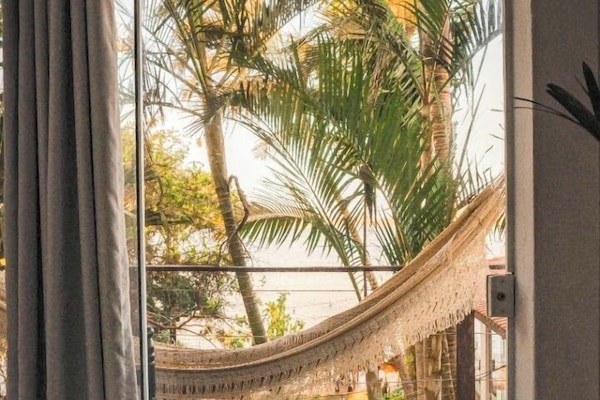 Quarto casal conforto de uso individual, vista para a lagoa (102) | Wi-Fi de cortesia, roupa de cama