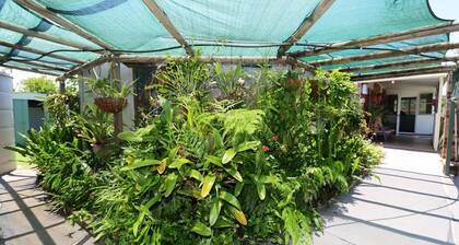 Charming 2-bedroom house in Buxton with WiFi and AC