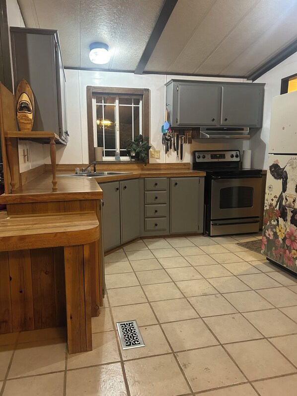 Geladeira, micro-ondas, fogão, cooktop