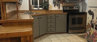 Cozy, quiet, 3brm2bath2acres. Dog frndly with fee