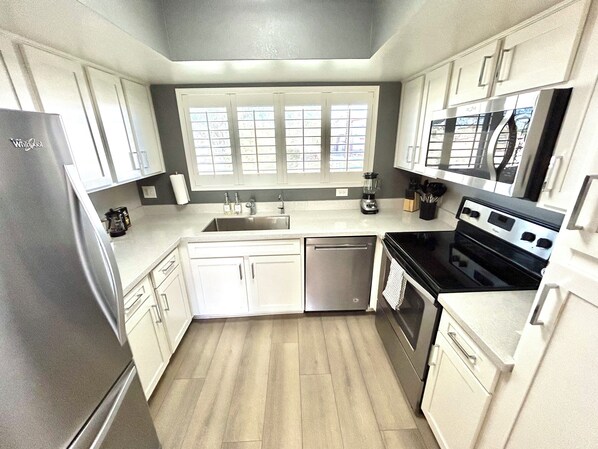 Fridge, microwave, oven, stovetop - Modern Condo in Prime Location - Pool, Jacuzzi, Dining Nearby (Scottsdale)